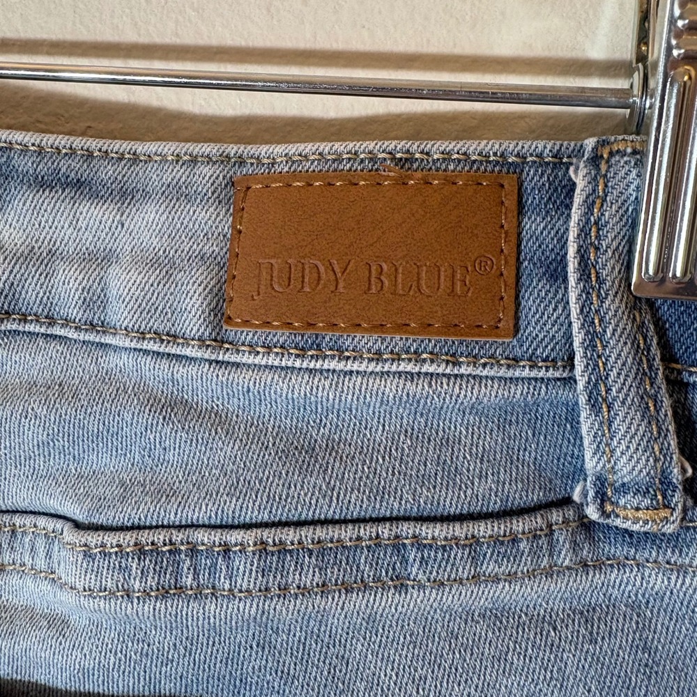 Judy Blue Distressed Denim Shorts Lace Trim Raw Hem Size 29 - Picture 5 of 8